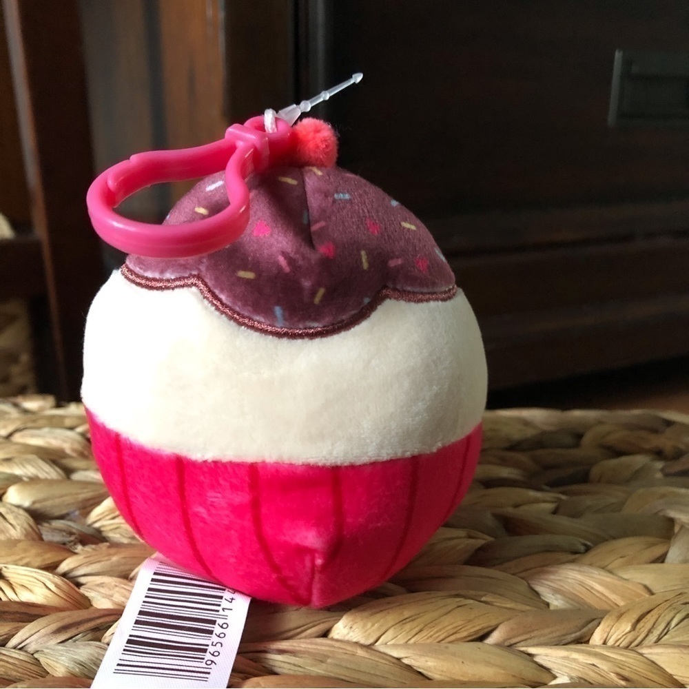 Squishmallow Elpha the Cupcake Clip, Valentine’s Day, First to print, 3.5” - Picture 3 of 4